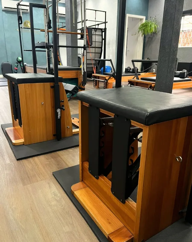 Duas Chairs de madeira lado a lado sobre tapetes no estúdio
