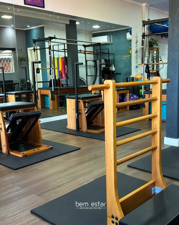 Ladder Barrel de madeira em primeiro plano, com Chairs e Cadillac refletidos no espelho
