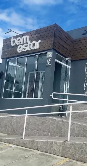 Fachada do estúdio Bem Estar, com letreiro em madeira e rampa de acesso